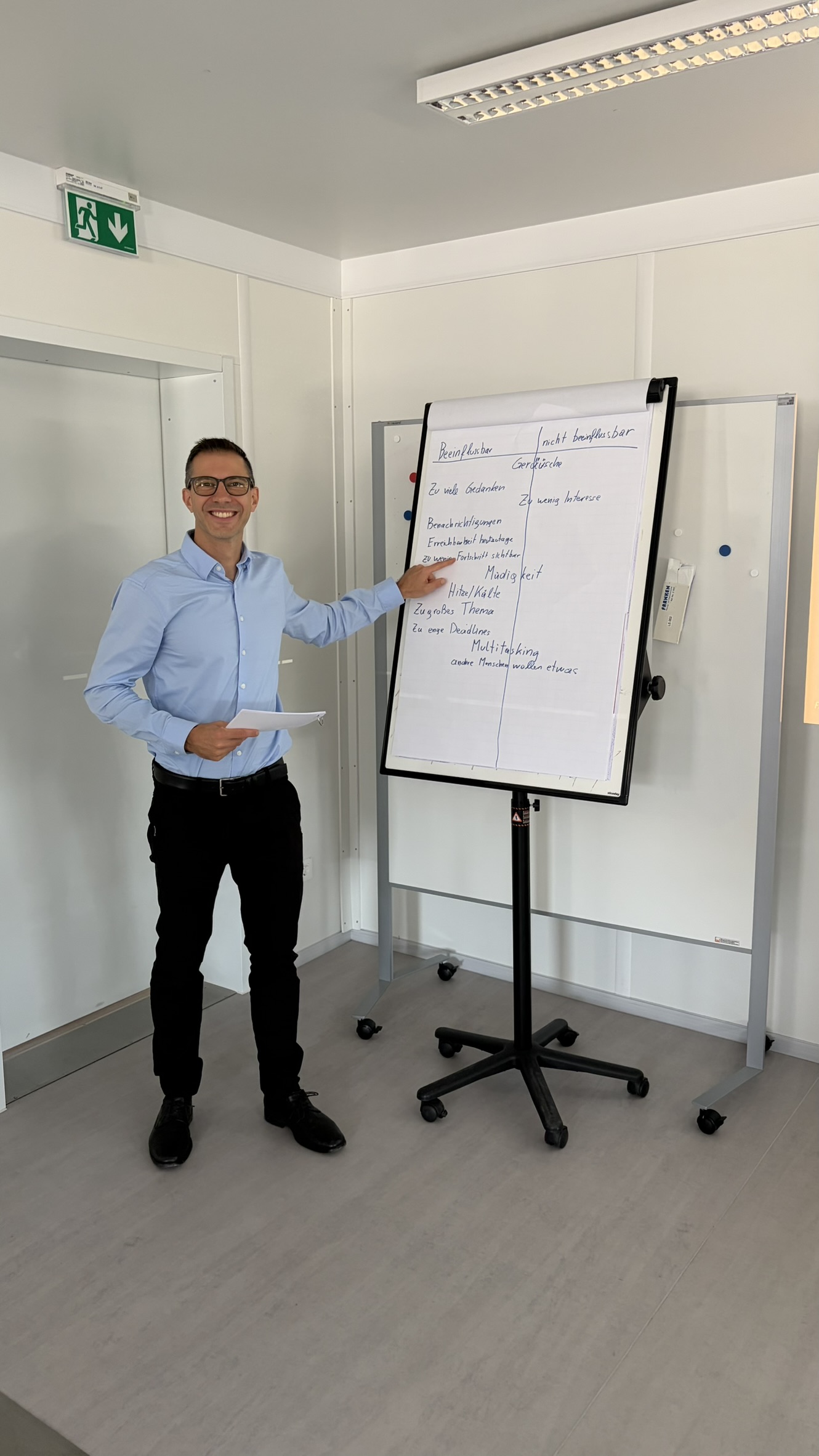 Stefan Fencl erläutert Inhalte am Flipchart